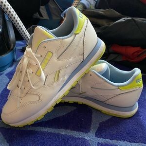 Classic leather Reebok sneakers. Women’s size 8. Like new.